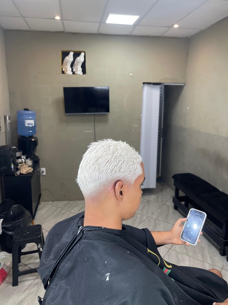 Cliente com corte platinado na barbearia
